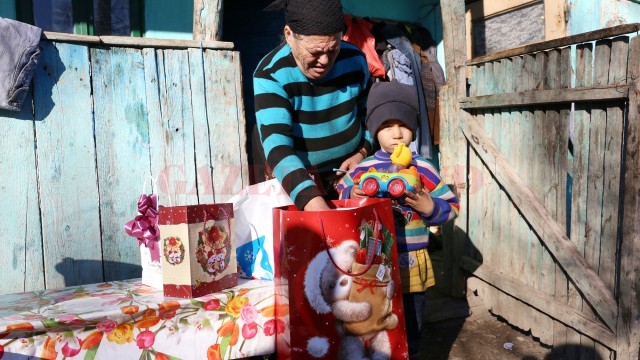 Vali, băieţelul de patru ani, alături de bunica lui, Elena (Foto: Lucian Anghel)