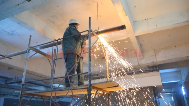 În sezonul rece, în construcții s-au creat multe locuri de muncă anul acesta, contrar situației din anii anteriori, dar cele mai multe locuri noi de muncă au apărut în comerț (FOTO: Ramona Olaru)
