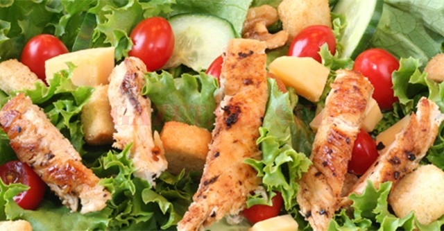 Carnea roșie trebuie combinată cu salată și legume (Foto: culinar.bzi.ro)