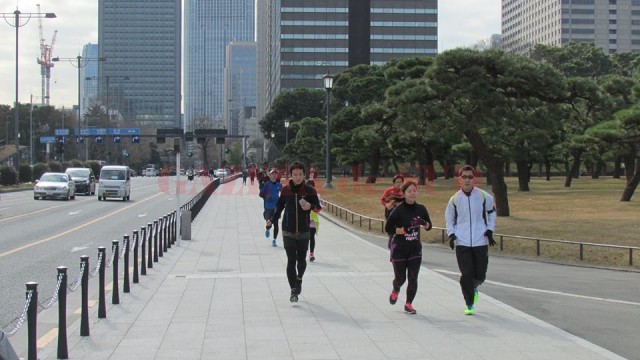 Încă de la primele ore ale dimineții, japonezii aleargă pe trotuare și prin parcuri