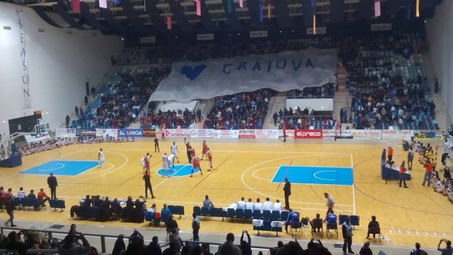 Într-una dintre tribune, spectatorii au fluturat un imens steag alb şi albastru