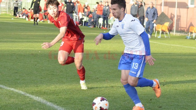 Alex Băluță (la minge) și colegii săi vor susține mâine primul amical din Antalya (foto: Alexandru Vîrtosu)