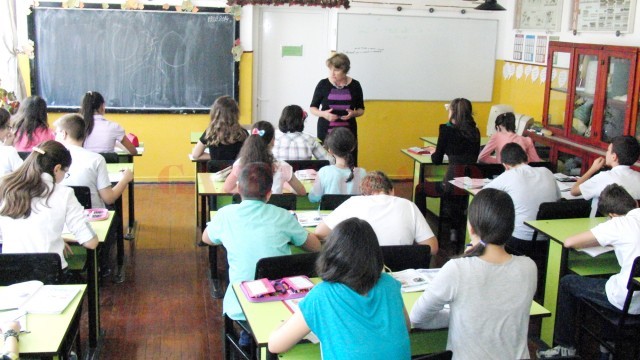 Profesorii din Dolj au optat pentru varianta de plan-cadru potrivit căreia elevii vor studia fizica și chimia din clasa a V-a (Foto: Arhiva GdS)