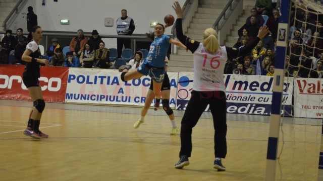 Cristina Florica (la minge) a înscris un gol