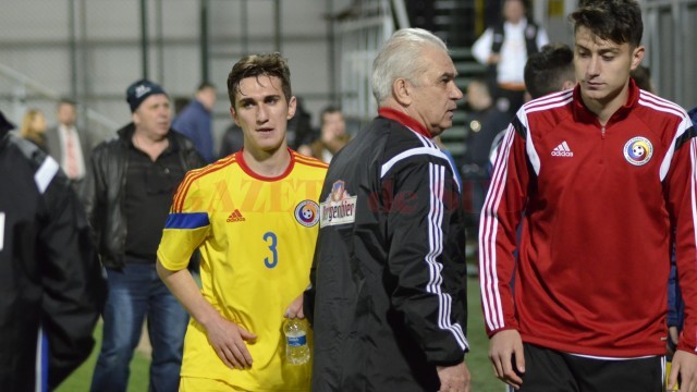 Bogdan Vătăjelu (în galben) ar putea fi titular în echipa României în amicalele din Antalya (foto: Alexandru Vîrtosu)