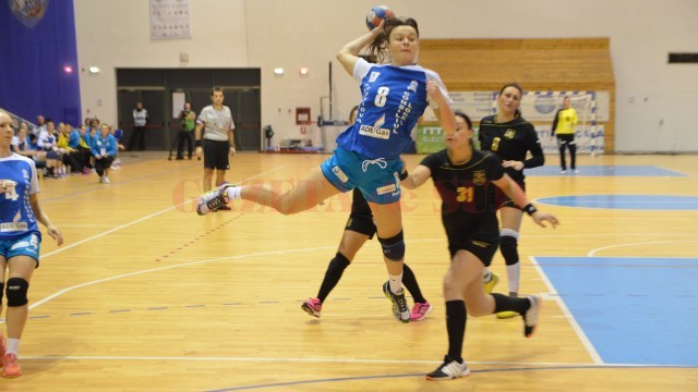 Alexandra Georgescu (la minge) a marcat şase goluri cu Brăila (foto: Claudiu Tudor)