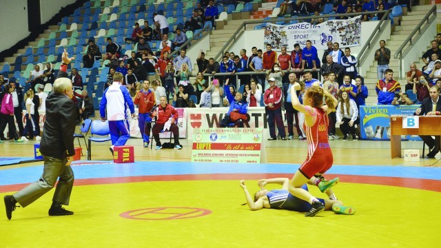 Craioveanca Miruna Stângă (în roşu) are şanse să urce pe podium