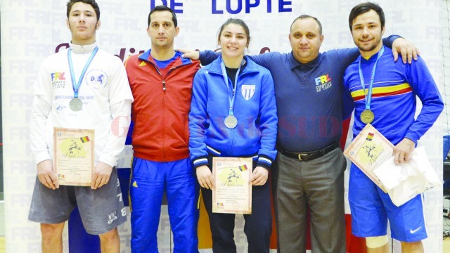 Sportivii de la CS Universitatea Craiova, antrenați de frații Aurel și Marius Cimpoeru, au obținut locul întâi în clasamentul pe cluburi. Ionuț Moise (dreapta), Ionuț Răduică (stânga) și Alexandra Anghel au contribuit la această performanță. (Foto: Bogdan Grosu)