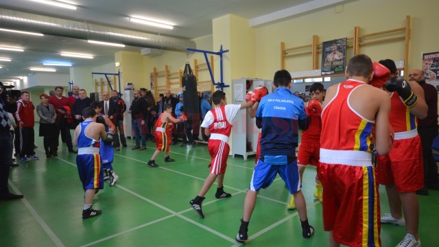 Pugiliștii din grupa antrenorilor Ion Dragomir și Dora Mustățea au făcut o demonstrație sub privirile oficialităților (foto: Daniela Mitroi-Ochea)