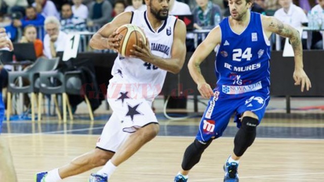 Darius Hargrove (la minge) și-a petrecut ultimii doi ani și jumătate la echipa clujeană (foto: Radio Cluj)
