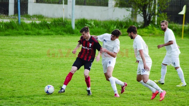 Eduard Dina (în alb, numărul 6) se va regăsi în centrul defensivei de la CSU II Craiova în partea a doua a campionatului (Foto: Alexandru Vîrtosu)