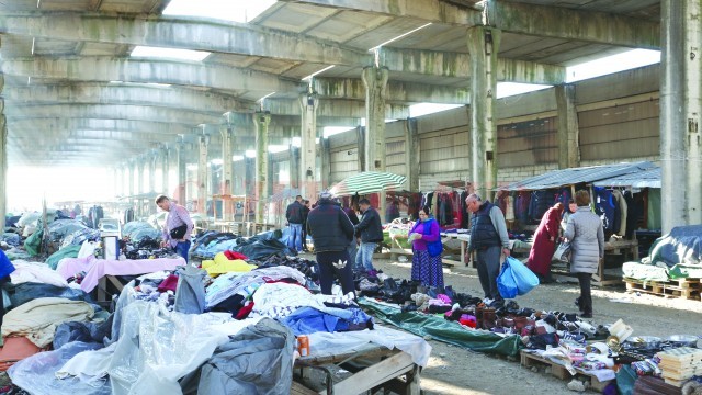 Deşi târgul de pe strada Caracal funcţonează ilegal, iar o parte din el s-a făcut scrum, SC Pieţe şi Târguri Craiova SRL continuă să plătească o chirie lunară de 15.000 de euro şi doar încearcă să rezilieze contractul. Dacă ar vrea cu adevărat, ar putea-o face în 30 de zile. (Foto: arhiva personală)