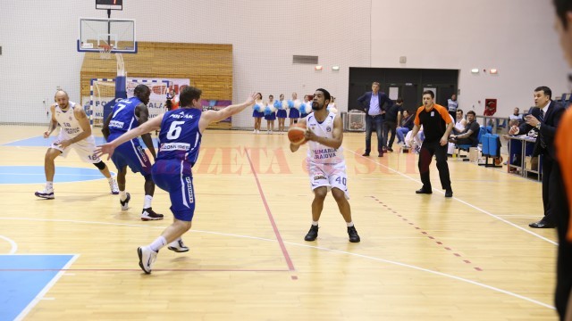 Darius Hargrove (la minge) a marcat 17 puncte în meciul de debut la SCM-U Craiova (foto: Claudiu Tudor)