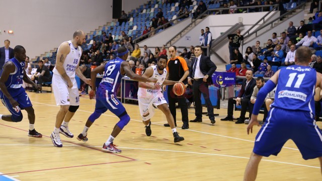 Darius Hargorve (la minge) a marcat 17 puncte în meciul de debut la SCM-U Craiova (foto: Claudiu Tudor)