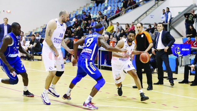 Darius Hargrove (la minge) şi colegii săi sunt pe drumul cel bun în Liga Naţională (Foto: Claudiu Tudor)