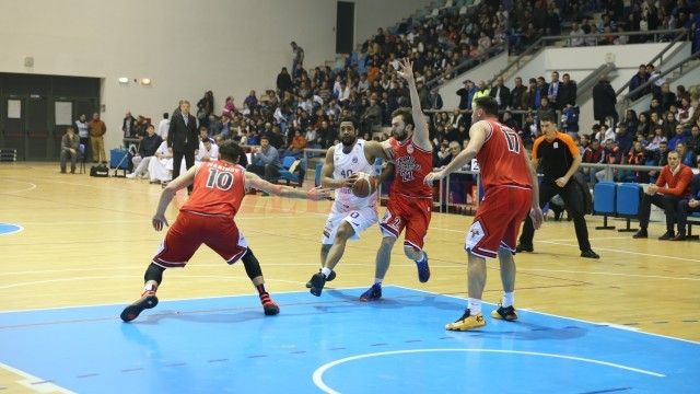Hargrove (la minge) și-a purtat echipa spre victorie (foto: Claudiu Tudor)