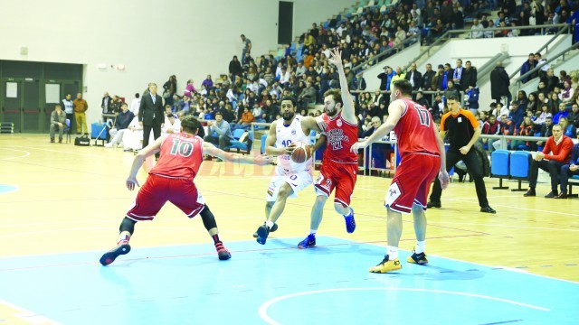 Darius Hargrove (la minge) a marcat 27 de puncte, iar Craiova a obţinut o victorie mare cu eterna rivală, Dinamo (Foto: Claudiu Tudor)