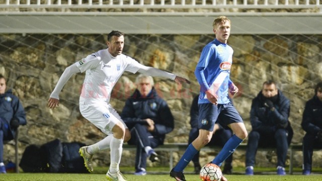 Izvoranu (în alb) şi colegii săi au pierdut amicalul cu FC Paksi (foto: csuc.ro)