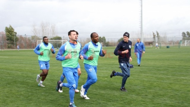 Victor Naicu (foto, în dreapta) este mulţumit după primul test al alb-albaştrilor (foto: csuc.ro)