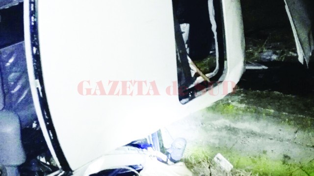 Doi tineri și-au pierdut viața după ce mașina în care se aflau s-a răsturnat pe DJ 546, în comuna Curtișoara, Olt (Foto: ISU Olt)