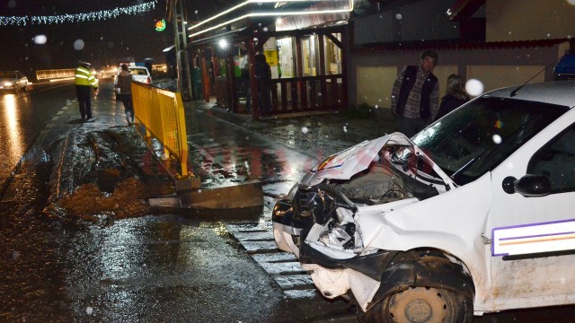 Polițiștii spun că șoferul unui VW Passat nu a acordat prioritate Daciei Logan a polițiștilor din Galiciuica