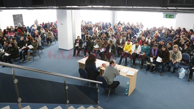 Sute de femei din toate colţurile ţării au venit la Craiova la selecţia de angajare pentru a lucra în agricultură, la cules de căpşune (FOTO: Lucian Anghel)