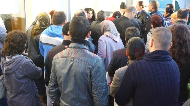 Procurorii doljeni susțin că inculpatul cerea bani pentru eliberarea unor actelor de identitate sau de stare civil (Foto: Arhiva GdS)