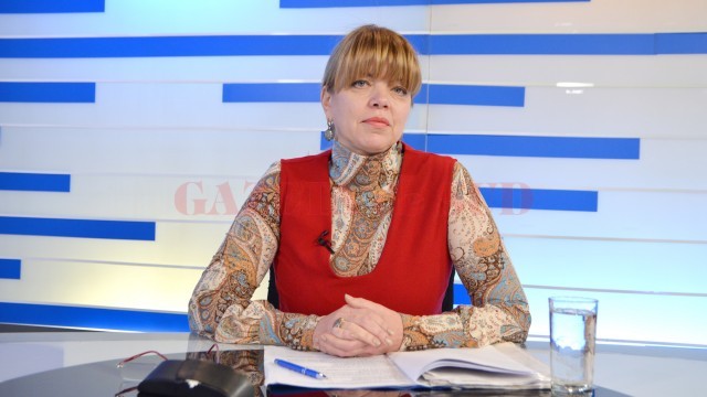 Directorul executiv al CJP Dolj, Daniela Licu, a vorbit, în studioul Alege TV, despre documentele necesare celor care au lucrat cu grupe de muncă pentru a beneficia de avantajele legii la pensionare (Foto: Bogdan Grosu)