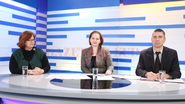 Carmen Ștefănescu, directoarea adjunctă a Colegiului Național „Frații Buzești“, Crisanda Turcu, directoarea Școlii Gimnaziale „Nicolae Bălcescu“, și Marian Vlad, directorul Școlii Gimnaziale „Elena Farago“ din Craiova, în studioul Alege TV (FOTO: Bogdan Grosu)