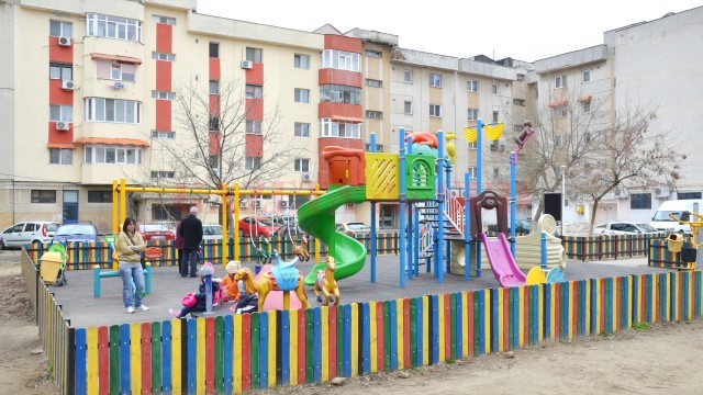 Primăria vrea să recupereze banii cheltuiți pe locurile de joacă pe motiv că firma care le-a furnizat a păcălit-o și i-a dat produse de slabă calitate (Foto: Arhiva GdS)