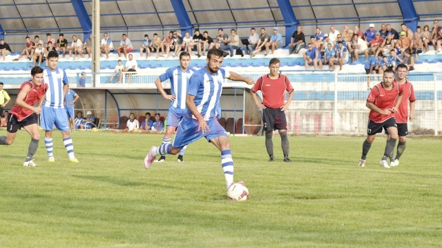 Simon Măzărache (la minge) beneficiază de toată încrederea antrenorilor craioveni (Foto: Alexandru Vîrtosu)