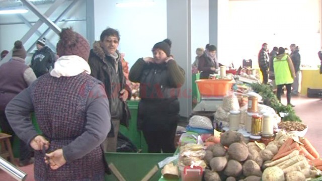 Pieţarii s-au mutat în spaţiul încălzit