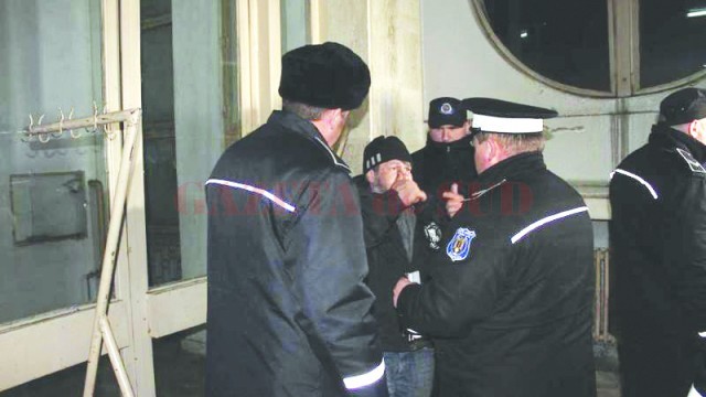 Câteva persoane fără adăpost dorm în Gara Târgu Jiu