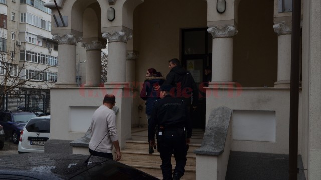 Vineri, oamenii legii au ridicat și dus la audieri mai multe persoane suspectate de comiterea infracțiunilor de trafic de persoane și proxenetism