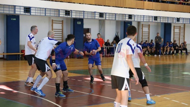 Vasile Luntraru (la minge) şi colegii săi s-au distrat cu echipa din Sebeş (foto: Claudiu Tudor)