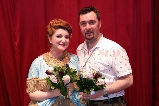 Andreea Soare alături de iubitul ei din „Cosi fan tutte“, Guglielmo (baritonul Cătălin Ţoropoc) - (Foto: Facebook Andreea Soare)