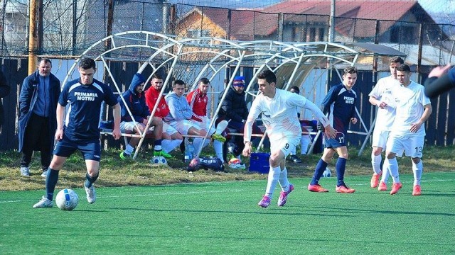 Motrenii (în albastru) au învins la pas trupa lui Gigi Ciurea (Foto: fcpodari.ro)