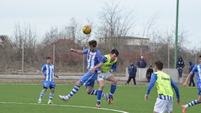 Cosmin Ciocoteală (în albastru) a fost unul dintre marcatorii Craiovei (Foto: Alexandru Vîrtosu)