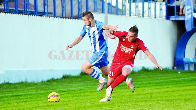 Sergiu Jurj (la minge) va juca până la vară la FCM Baia Mare (Foto: Alexandru Vîrtosu)