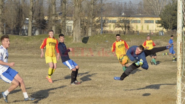 Olivian Surugiu (stânga, în alb) l-a învins de două ori pe Mărăcine (Foto: Alexandru Vîrtosu)