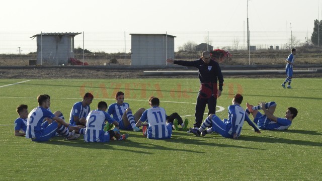 Bogdan Vrăjitoarea le-a cerut elevilor săi să se concentreze mai mult în momentele de finalizare (Foto: Alexandru Vîrtosu)