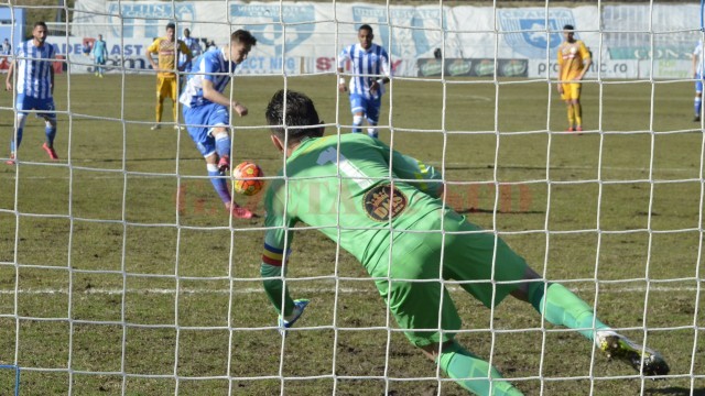 Bogdan Vătăjelu a marcat după ce portarul Cobrea i-a apărat lovitura de la 11 metri (Foto: Alexandru Vîrtosu)