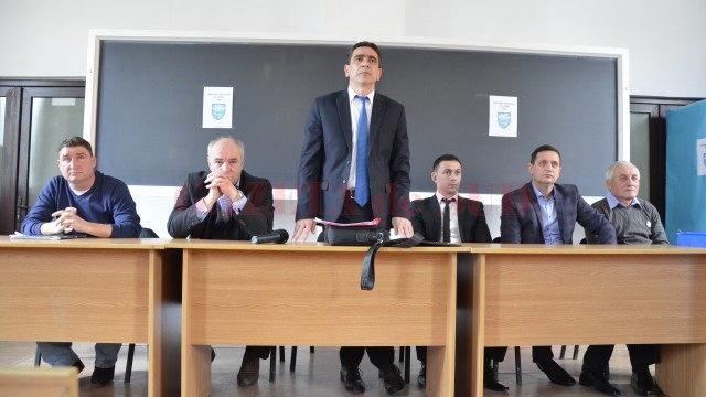 Silviu Bogdan (în picioare) și colegii săi din Comitetul Executiv trebuie să hotărască o nouă dată pentru alegerile de la AJF Dolj (Foto: Alexandru Vîrtosu)