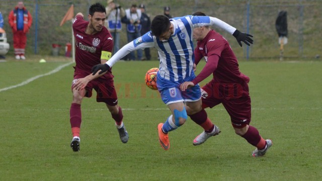 Andrei Ivan (în albastru) a avut parte de un marcaj special din partea clujenilor (Foto: Alexandru Vîrtosu)