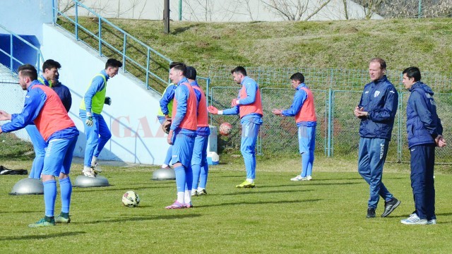 Victor Naicu şi Daniel Mogoşanu vor începe de astăzi să implementeze tactica de joc pentru disputa cu Petrolul (Foto: Alexandru Vîrtosu)