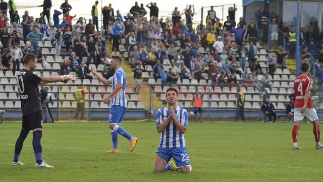 Alexandru Băluță (centru) se roagă să aibă multe realizări cu CSU Craiova în partea a doua a campionatului (foto: Alexandru Vîrtosu)