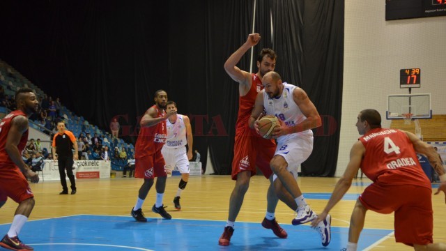 Bogdan Popescu (la minge) și colegii săi au suferit la Oradea a doua înfrângere din play-off (foto: arhiva GdS)