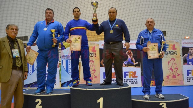 Frații Aurel și Marius Cimpoeru au primit trofeul pentru locul întâi în clasamentul cluburilor (foto: Bogdan Grosu)