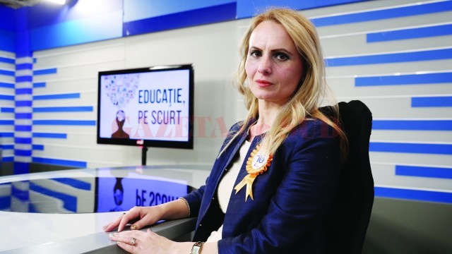 Directorul Centrului Județean de Resurse și Asistență Educațională Dolj, Marinela Dumitrescu, îi invită pe elevii de liceu să găsească răspuns la problemele specifice vârstei în cadrul programului de consiliere educațională și psihologică Clubul eS. (Foto: Bogdan Grosu)