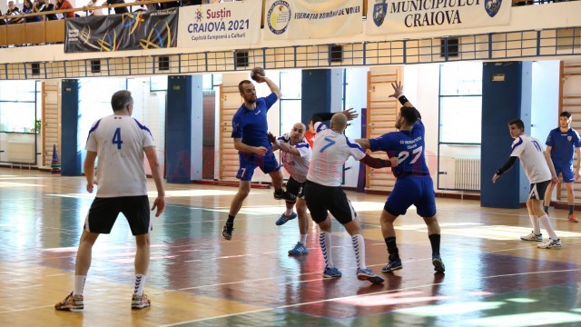 Vasile Luntraru (la minge) și colegii săi au reușit o victorie frumoasă (foto: Claudiu Tudor)